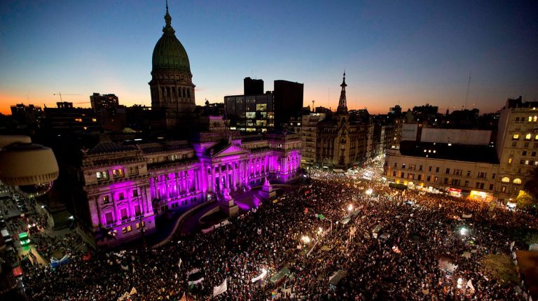 En la provincia de Buenos Aires, habilitaron la “justicia por WhatsApp” para los casos de violencia familiar