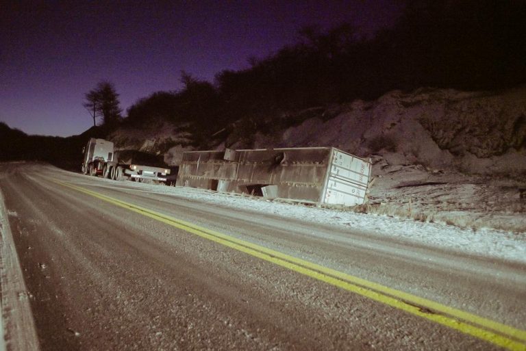 Nieve en la Ruta 3: Se produjo el vuelco de un camión a causa de las condiciones de la calzada