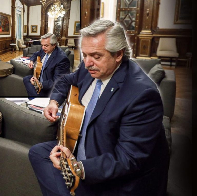 Pedro Aznar le regaló a Alberto Fernández una guitarra fabricada en Tierra del Fuego