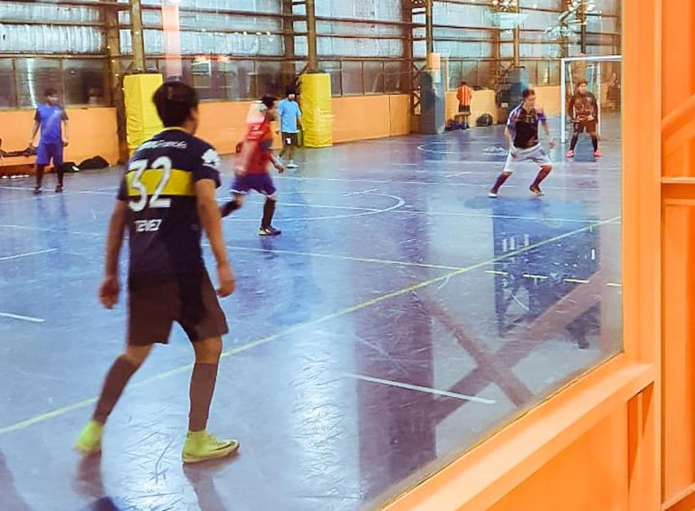 Sin distancia social: Estaban jugando en simultáneo tres partidos de futsal en un complejo deportivo