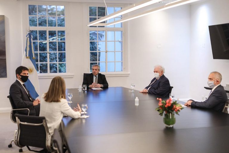 Fernández recibió a directivos del laboratorio AstraZeneca que desarrolla una vacuna junto a la Universidad de Oxford