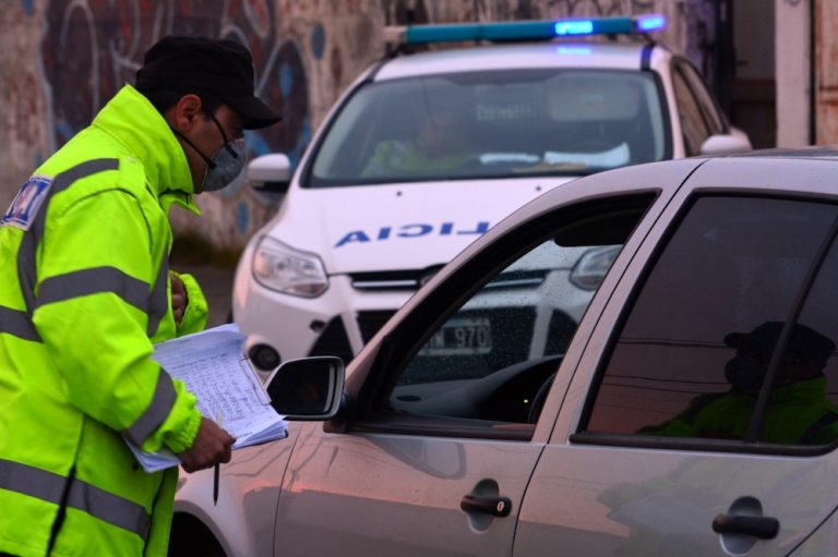 Una mujer que acababa de hacerse el hisopado, escupió a los policías que no la dejaron ir al banco