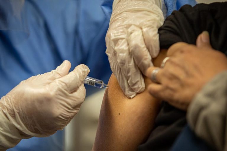 Comienza la etapa de pruebas en Argentina: Voluntarios reciben dosis de la vacuna contra el coronavirus