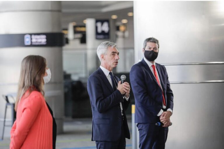 El ministro Meoni anunció la reanudación de los vuelos regulares y micros y trenes de larga distancia