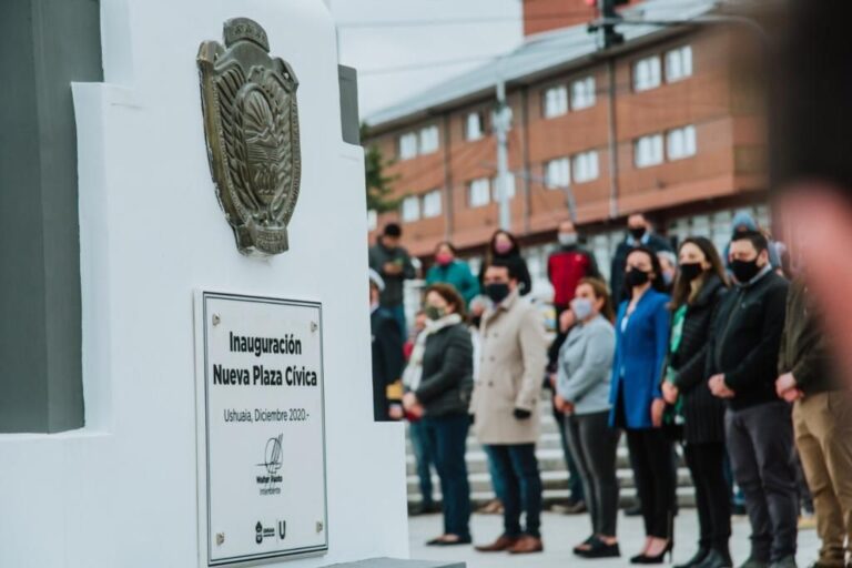 Ushuaia: El intendente Walter Vuoto inauguró la Plaza Cívica 12 de Octubre