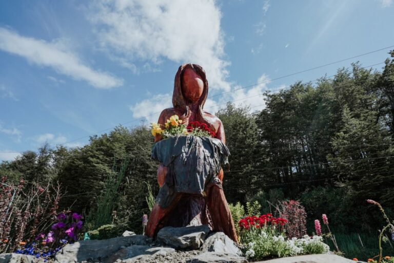 Ushuaia: Descubrieron el monumento a la Mujer en el ingreso al barrio Río Pipo