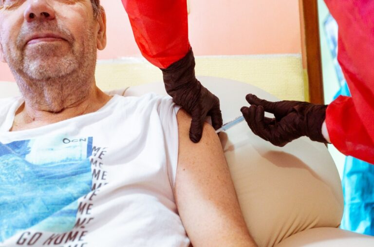 Campaña de vacunación: Comienzan a otorgar turnos para personas mayores de 65 años