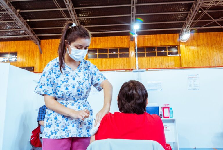 Campaña de vacunación: personas de entre 50 y 59 años con factores de riesgo  pueden preinscribirse para recibir su turno
