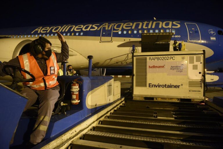 Coronavirus: arribó a las 18.17 horas el vuelo de Aerolíneas Argentinas con 384 mil vacunas Sinopham