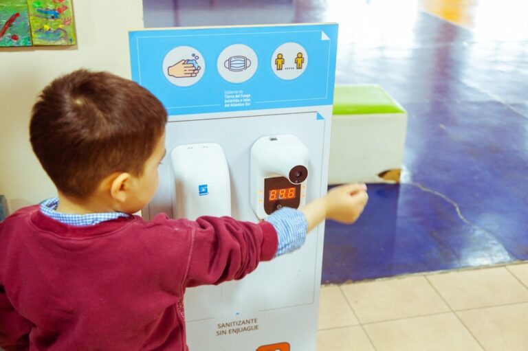 Comenzó la entrega de tótem sanitizantes y medidores de temperatura a los establecimientos educativos