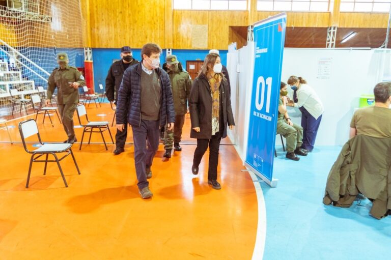 Melella y Frederic visitaron el centro de vacunación instalado en el gimnasio Muriel de Río Grande