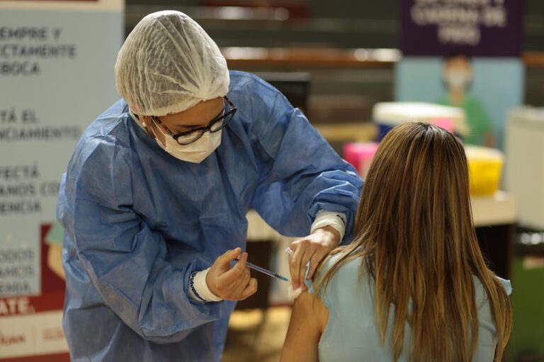 Campaña de vacunación: Tierra del Fuego recibirá 4800 dosis de AstraZeneca y 2250 de Sputnik V