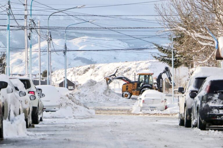 La Municipalidad de Ushuaia continúa trabajando en el despeje de calles y se inicia el retiro de montículos de nieve