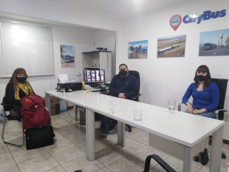 La empresa CityBus trabaja junto a una vecina que tiene discapacidad visual en mejoras para el servicio