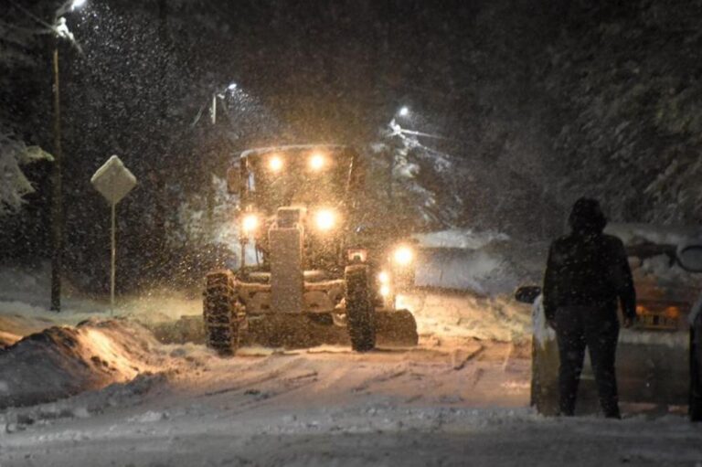 Río Grande: El Municipio trabaja en el mantenimiento de calles ante la caída de nieve y escarcha