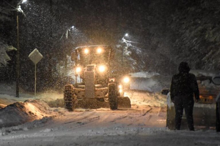 Río Grande: El Municipio trabaja en el mantenimiento de calles ante la caída de nieve y escarcha