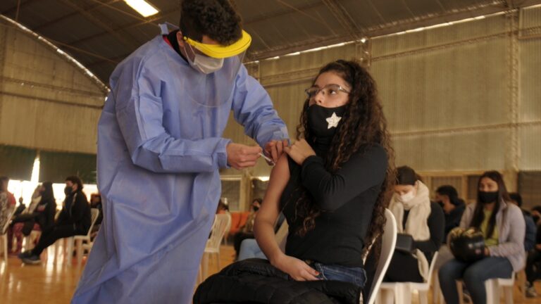 Tierra del Fuego recibe 3.640 dosis de moderna destinadas a inmunizar a adolescentes de entre 12 y 17 años con comorbilidades