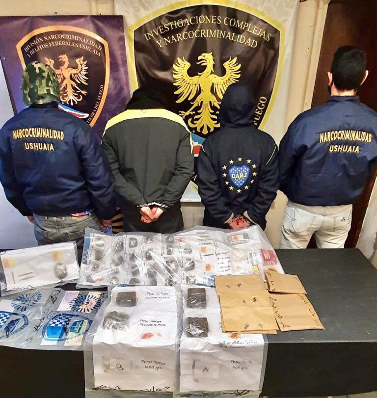 Ushuaia: Fueron detenidos mientras vendían marihuana en la calle