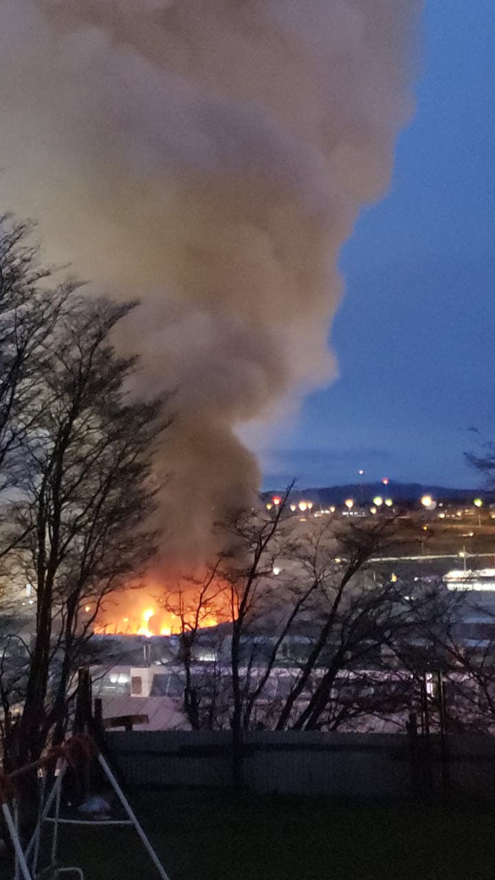 Incendio en el Hospital de Ushuaia: Gobierno confirmó que el fuego está controlado y los pacientes fueron trasladados