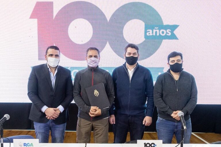 Los tres intendentes firmaron un histórico acuerdo para el tratamiento de residuos urbanos en la provincia