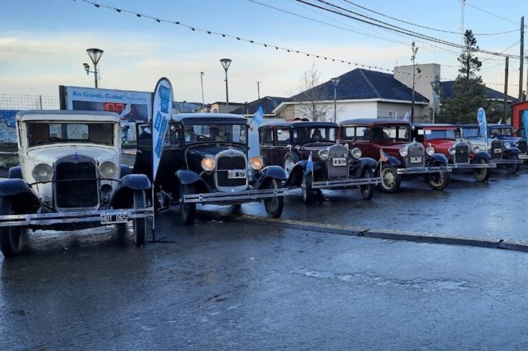 Centenario de Río Grande: Cientos de familias disfrutaron de la recorrida de autos antiguos