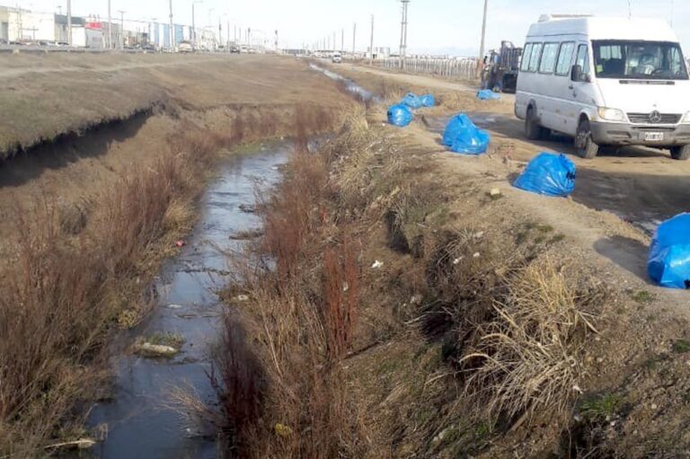 El Municipio de Río Grande realizó un importante operativo de limpieza en el desagüe aledaño a Ruta Nº3