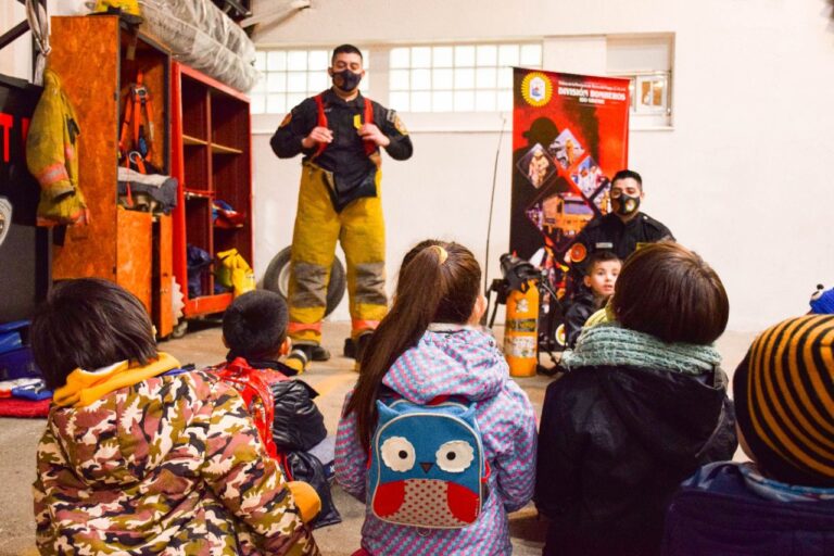 Niños y niñas del Jardín de Infantes N°1 “La Calesita Encantada” conocieron el cuartel de Bomberos de Policía Provincial