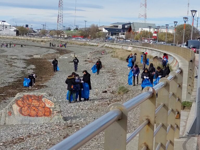 Río Grande: Cerca de 1000 jóvenes estudiantes participaron de la jornada “Costas limpias”