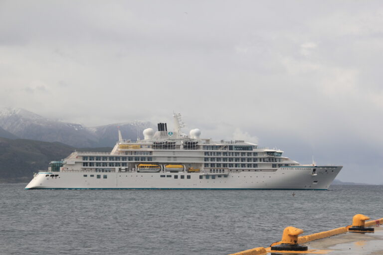 Protocolo Covid19: Todos los hisopados dieron negativo y el Crystal Endeavor podrá continuar su itinerario a la Antártida