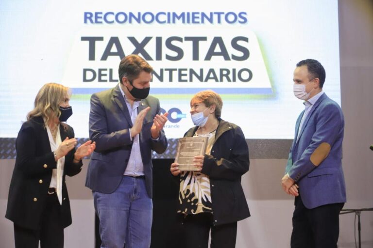 Perez encabezó la ceremonia de entrega de los “Reconocimientos a Taxistas del Centenario”