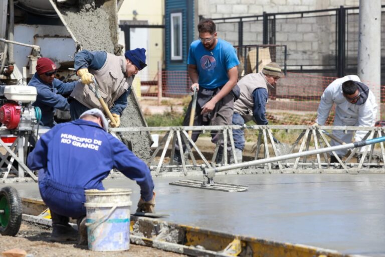 Perez recorrió los avances de la obra de pavimentación en la Avenida Wonska