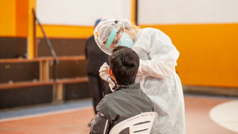Para personas con o sin síntomas: Se amplía el horario para los hisopados voluntarios en Ushuaia