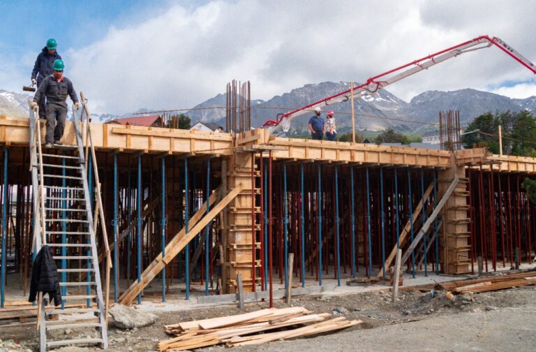 Ushuaia: Obras públicas realizó trabajos de hormigonado en el Hospital y en el Centro de Rehabilitación
