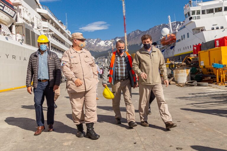 El gobernador Gustavo Melella, recorrió la obra de ampliación del muelle comercial del Puerto de Ushuaia
