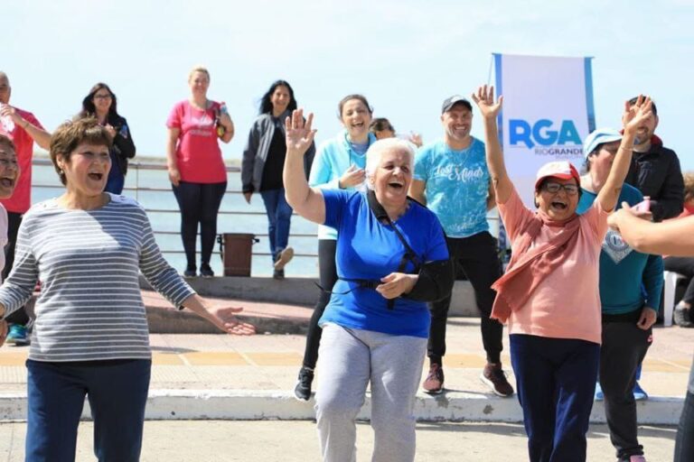 Caminatas saludables: El Municipio de Río Grande invitó a adultos mayores a sumarse a la actividad