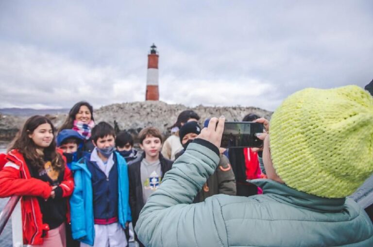 Ushuaia: Con una excursión por el canal Beagle reinició el programa “Turismo Social”