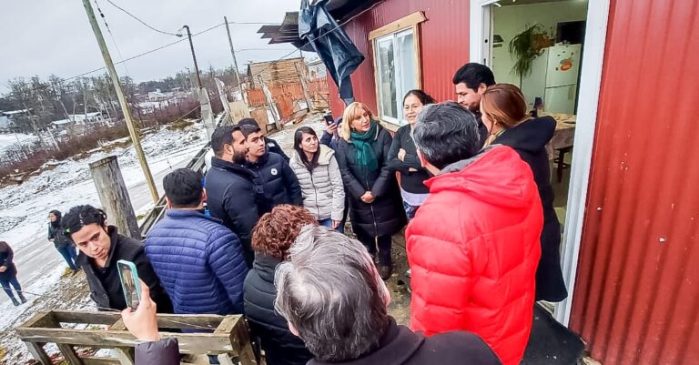 GOBIERNO RECIBIÓ LAS REDES DE AGUA Y CLOACA CONSTRUIDAS POR EL MUNICIPIO DE TOLHUIN EN EL B° 9 DE OCTUBRE