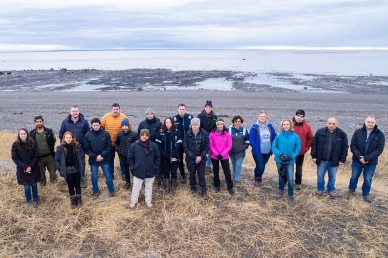 Funcionarios de Provincia y Nación recorrieron el sitio donde se proyecta el cruce por aguas argentinas