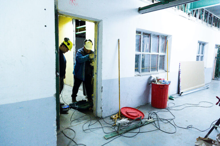 Se realizan trabajos de refacción y mantenimiento en el colegio CPET de Río Grande