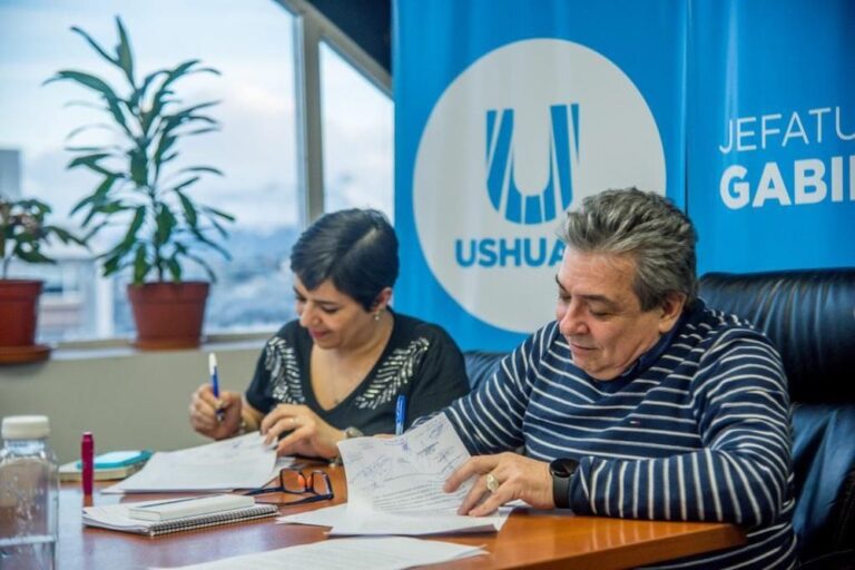La Municipalidad de Ushuaia acordó con representantes del sector de taxis y remises la adjudicación de nuevas licencias
