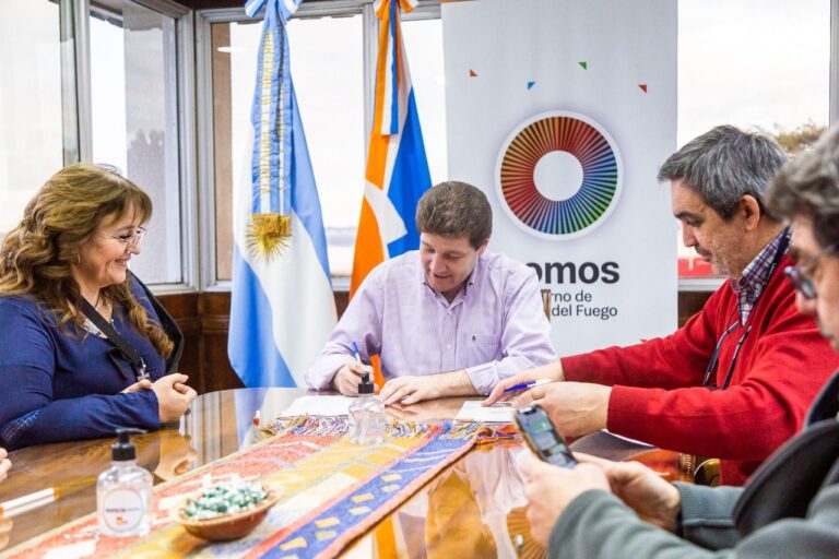 EL GOBERNADOR FIRMÓ EL CONTRATO DE LA OBRA DE REFUERZO DEL COLECTOR CLOACAL MAIPÚ QUE BENEFICIARÁ A 75.000 VECINOS Y VECINAS