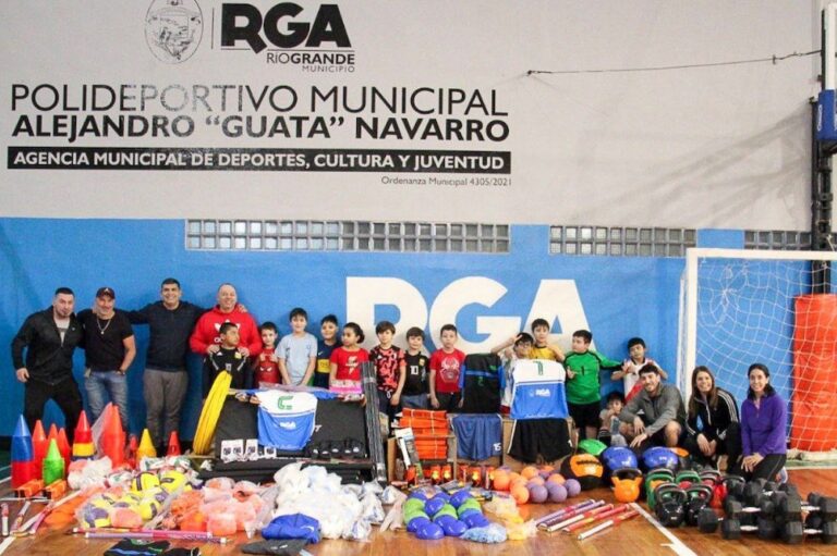 El Municipio de Río Grande entregó material deportivo en el marco del plan del fortalecimiento que lleva adelante