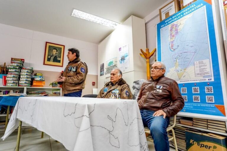 Veteranos de Malvinas visitaron el colegio José Martí para compartir sus experiencias con las y los estudiantes