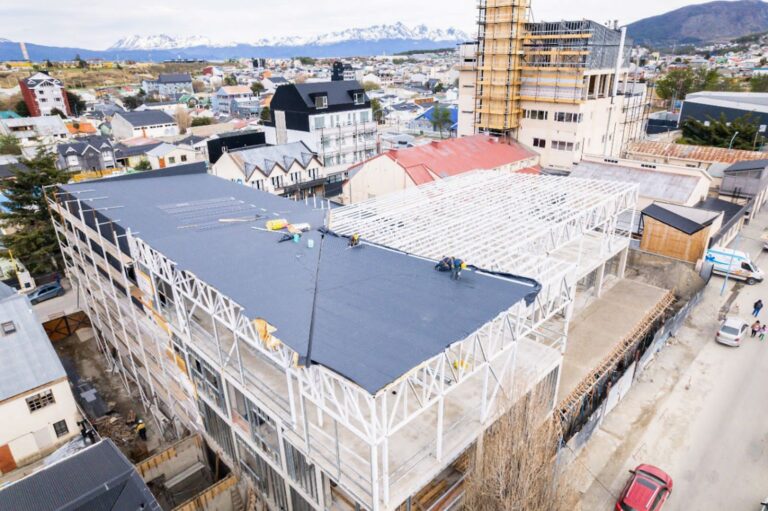 Obras Públicas avanza con las tareas de techado del Centro de Rehabilitación Ushuaia