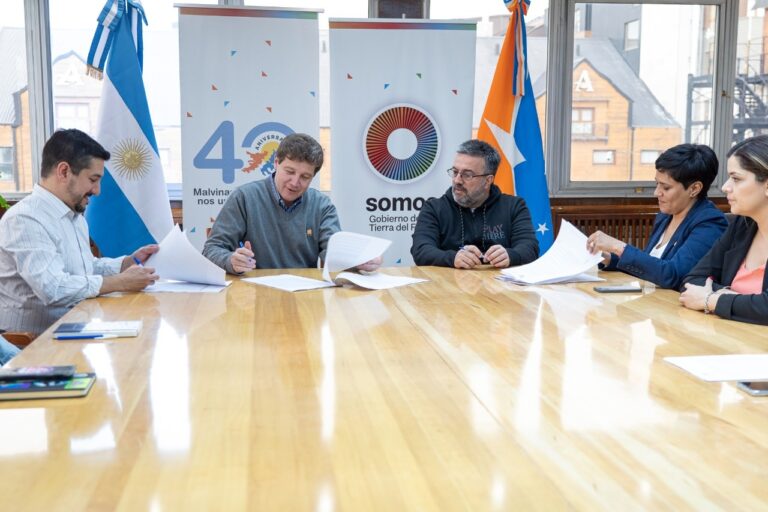 EL GOBERNADOR MELELLA RUBRICÓ UNA NUEVA RECOMPOSICIÓN SALARIAL PARA EL SECTOR DOCENTE