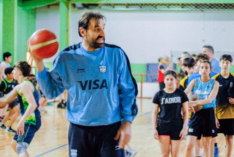 EXITOSA CLÍNICA DE BÁSQUETBOL CON INTEGRANTES DE LA GENERACIÓN DORADA