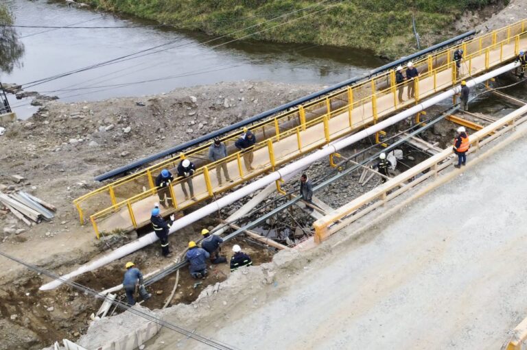 Ushuaia: Personal de la PDE llevó adelante una importante maniobra en el puente del arroyo Grande