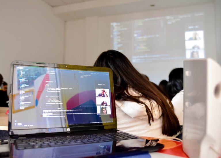 HACKATONEANDO CON SCRATCH: ENCUENTRO DE PROGRAMADORES EN LOS POLOS CREATIVOS