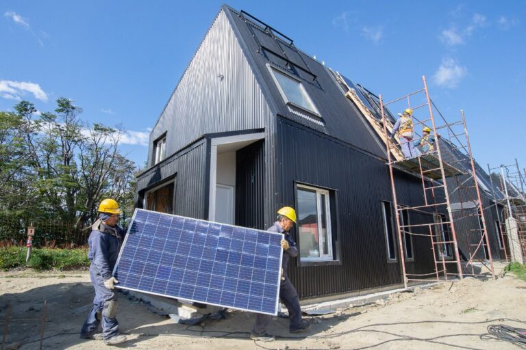 COMENZÓ LA COLOCACIÓN DE LOS PRIMEROS PANELES DE ENERGÍA EN LAS VIVIENDAS SUSTENTABLES GEF