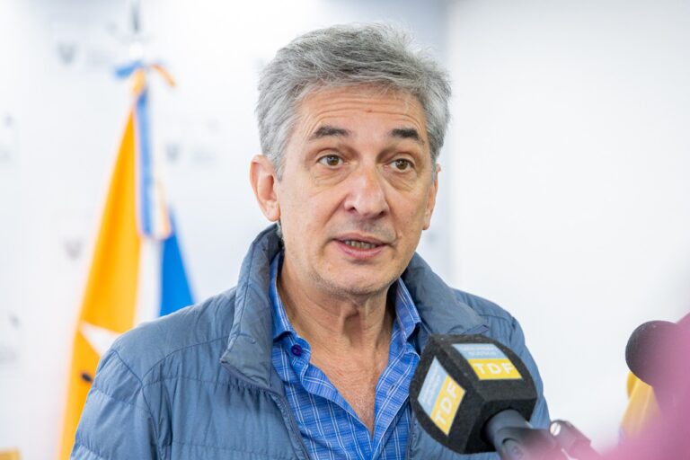 “NO VAMOS A AVALAR LA ACCIÓN DE VOLUNTARIOS SOBRE EL FUEGO PORQUE A LO ÚNICO QUE PUEDE CONDUCIR ESO ES AL RIESGO DE LAS PERSONAS”